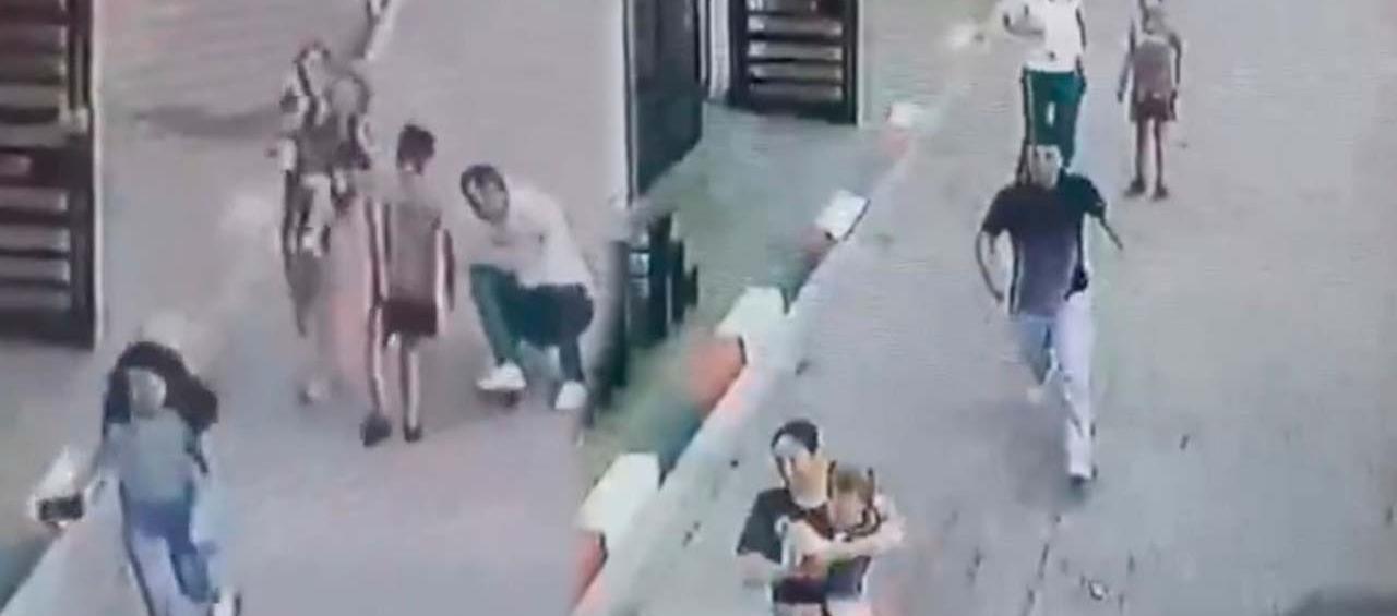 Momentos en que la niña era auxiliada tras resultar herida. 