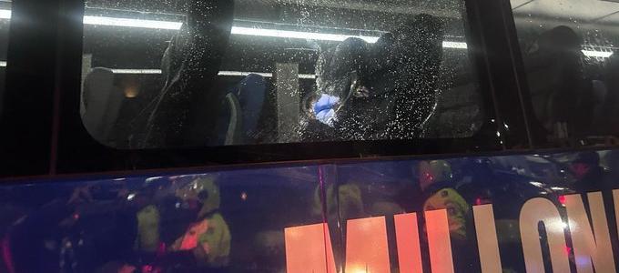 Una de los vidrios afectados tras el ataque por parte de desconocidos.  