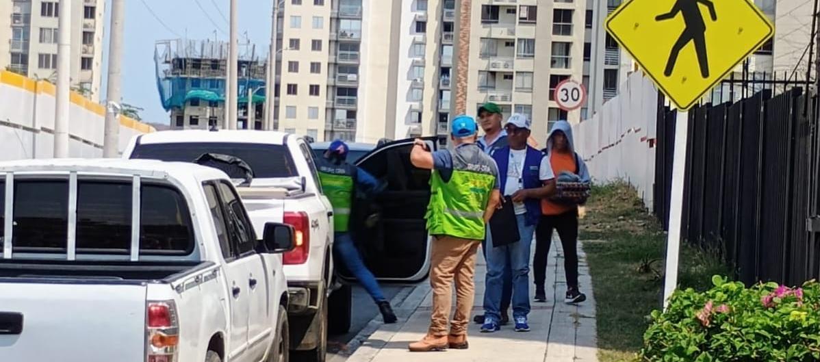 Funcionarios de la CRA durante la inspección en Alameda del Río. 