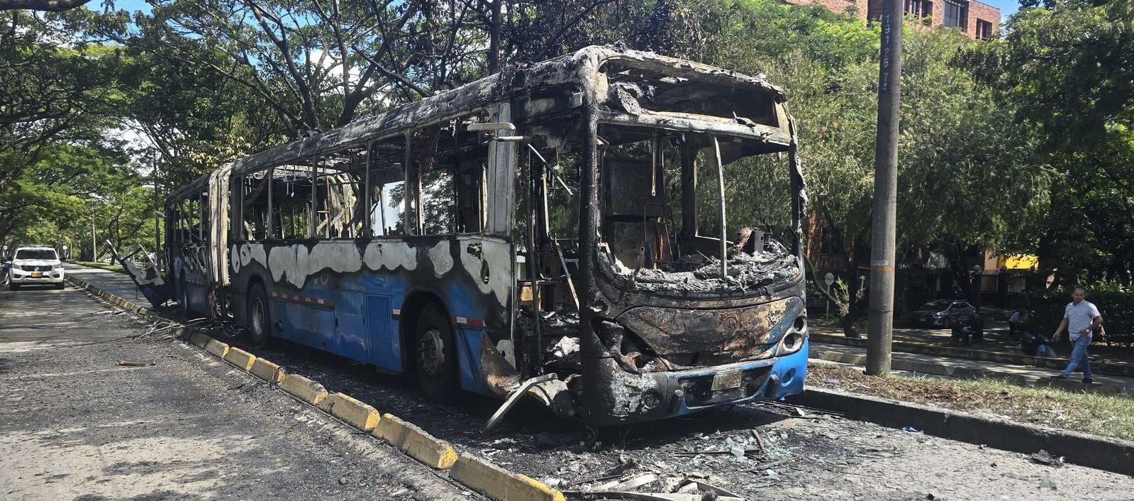 Así terminó el bus de transporte masivo.