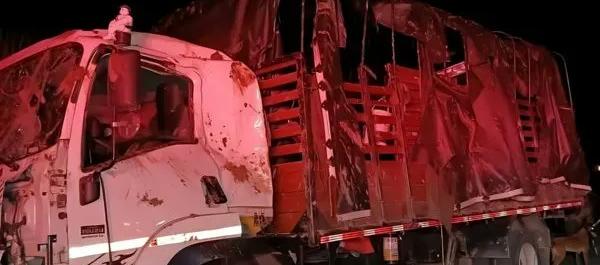 Camión afectado tras la onda explosiva en el Cauca. 