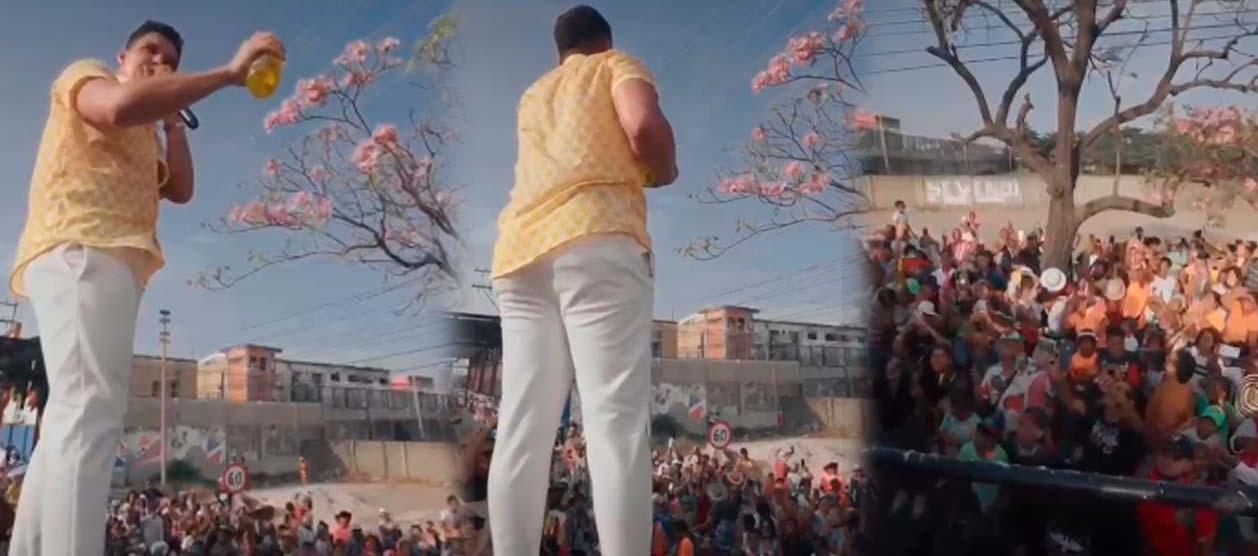 Momento en que el cantante dedicaba unos versos a los reclusos. 