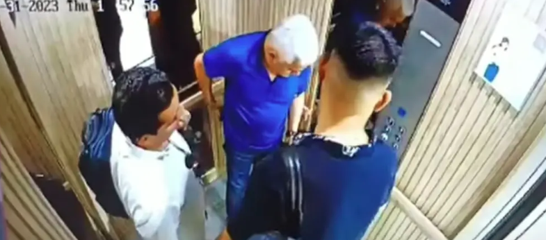Alias 'Papá Pitufo' en un ascensor en Cartagena. 