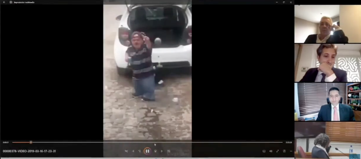 Momento en que reproducieron un video de un enano bailando. 