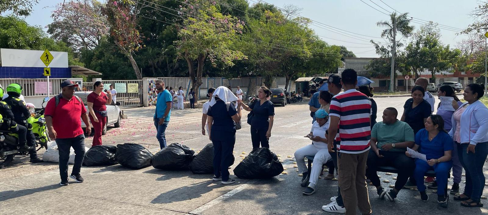 Los trabajadores cerraron este jueves la carrera 24, frente al Cari Mental. 