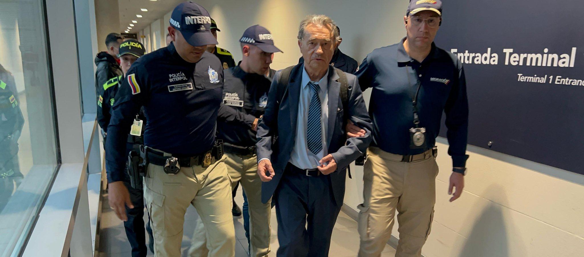 Carlos Lehder siendo detenido en el Aeropuerto El Dorado.