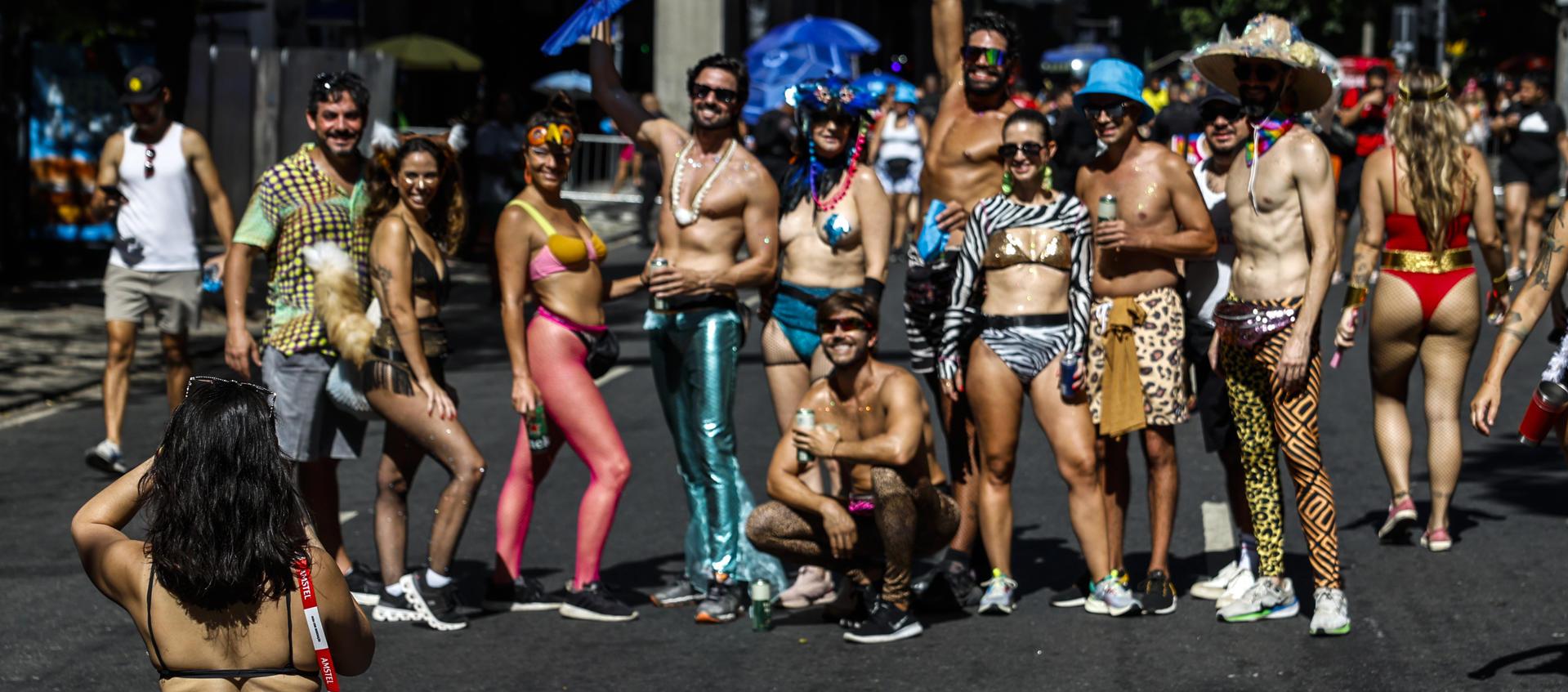 Personas participan en la comparsa callejera Cordão do Bola Preta este sábado.