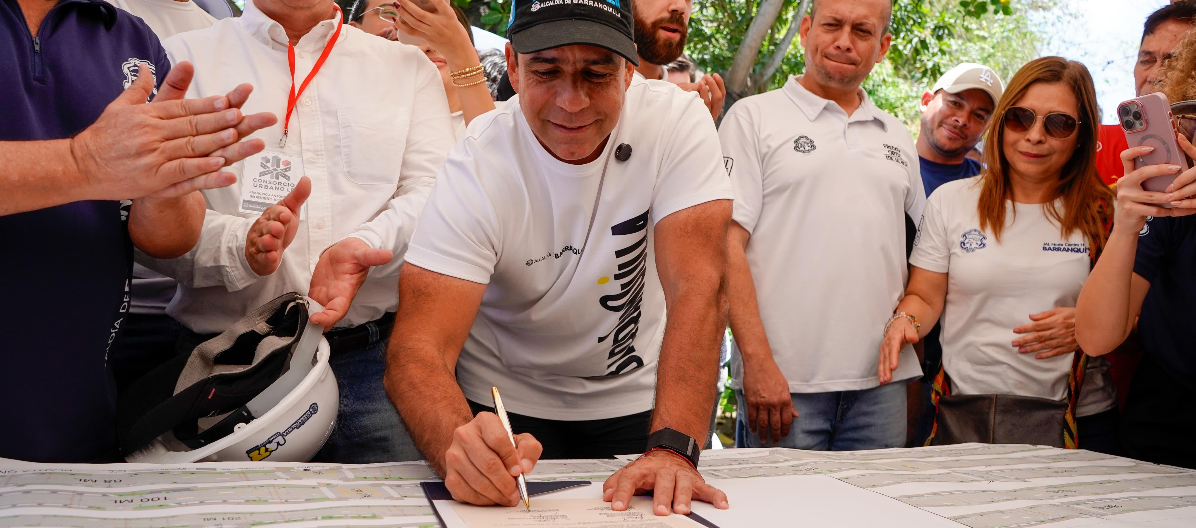 El Alcalde Alejandro Char firmando el acta del inicio de obras de la ampliación de la calle 72.