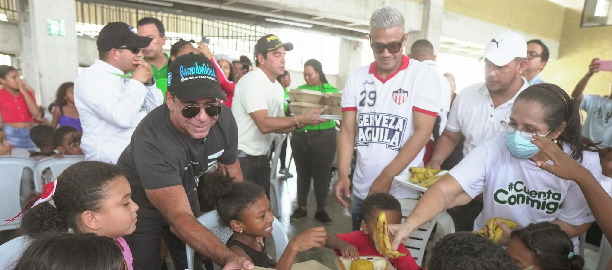 Alcalde Char y Teo en el comedor de El Bosque.