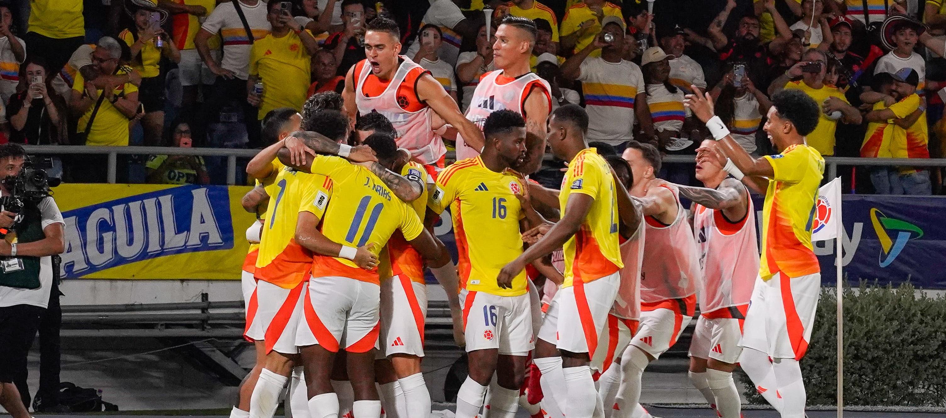 Jugadores de Colombia celebrando el primer gol del partido.