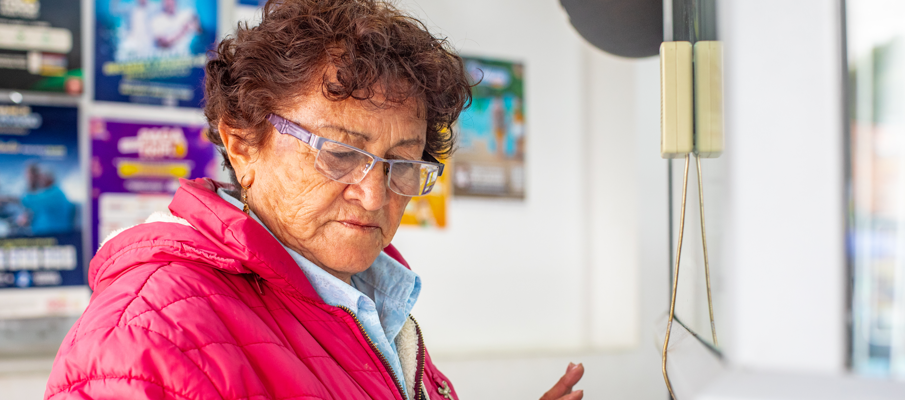 Beneficiaria reclamando el subsidio. 