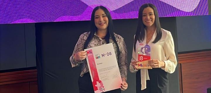 Entrega del reconocimiento a Dolmen.