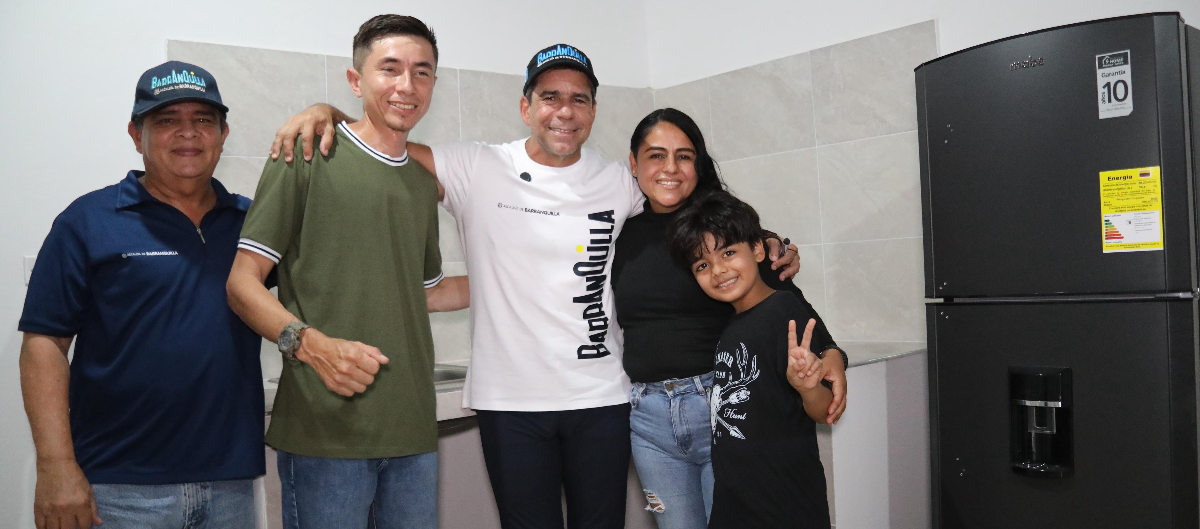 El Alcalde Alejandro Char y el Secretario de Obras Públicas, Rafael Lafont, junto a beneficiarios del programa Mejoramiento de Vivienda.