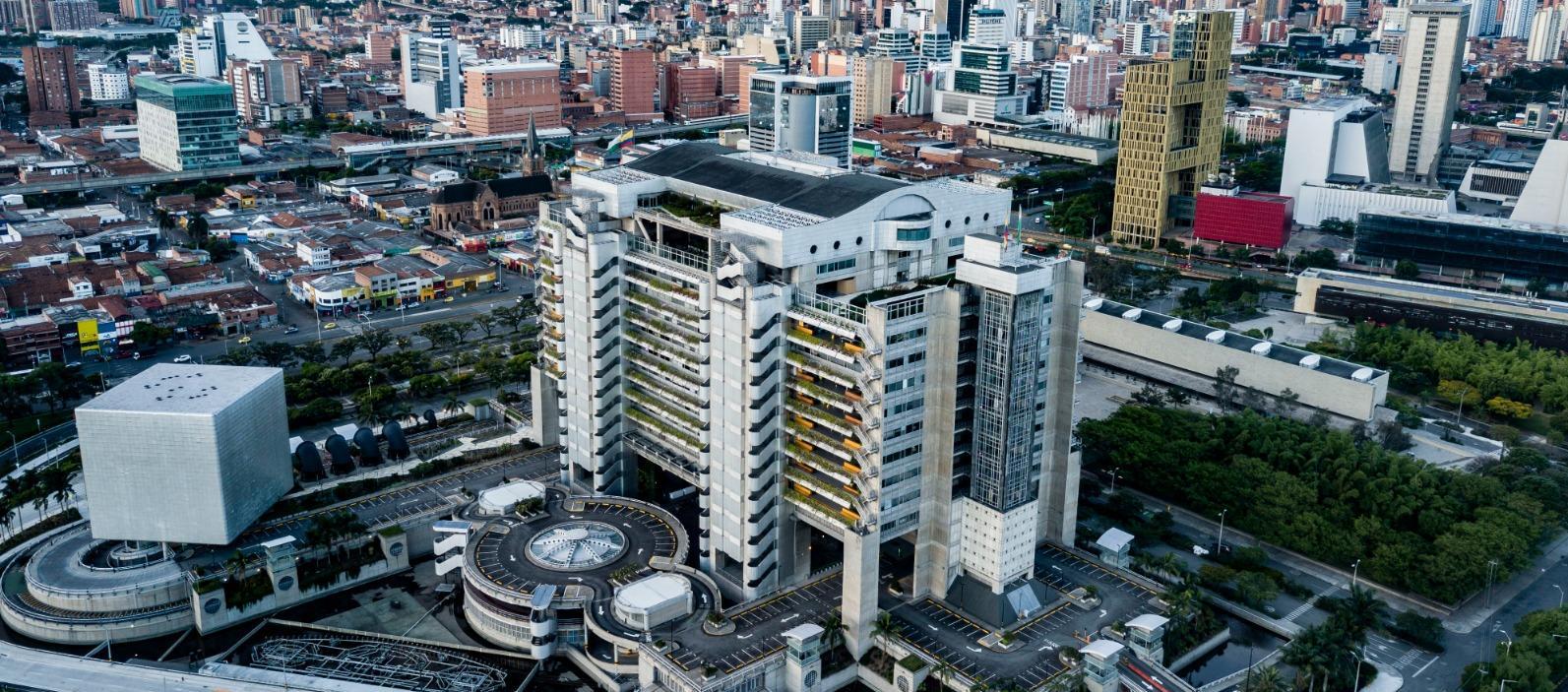 Edificio de EPM (centro) ubicado en Medellín.