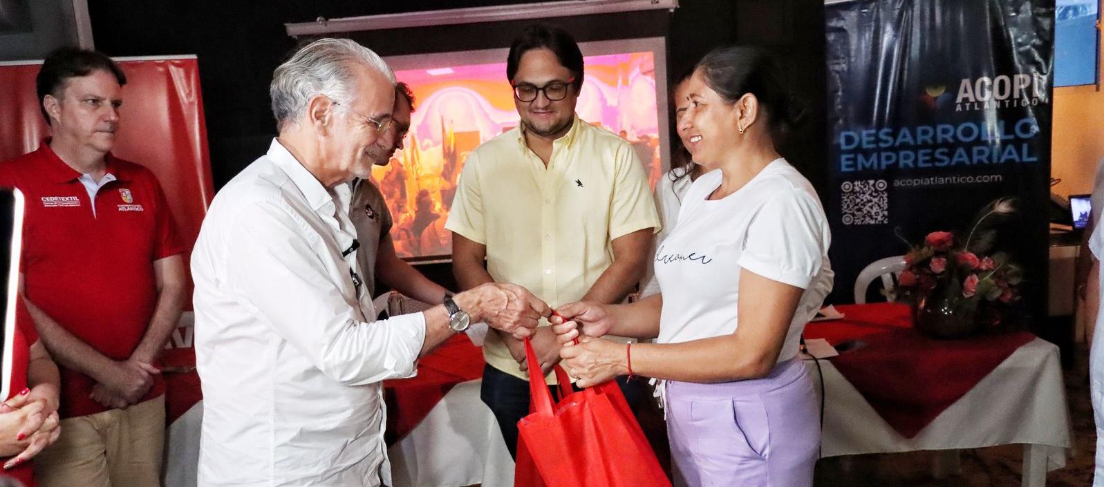 El Gobernador en la entrega de kits agrícolas a mujeres del Atlántico