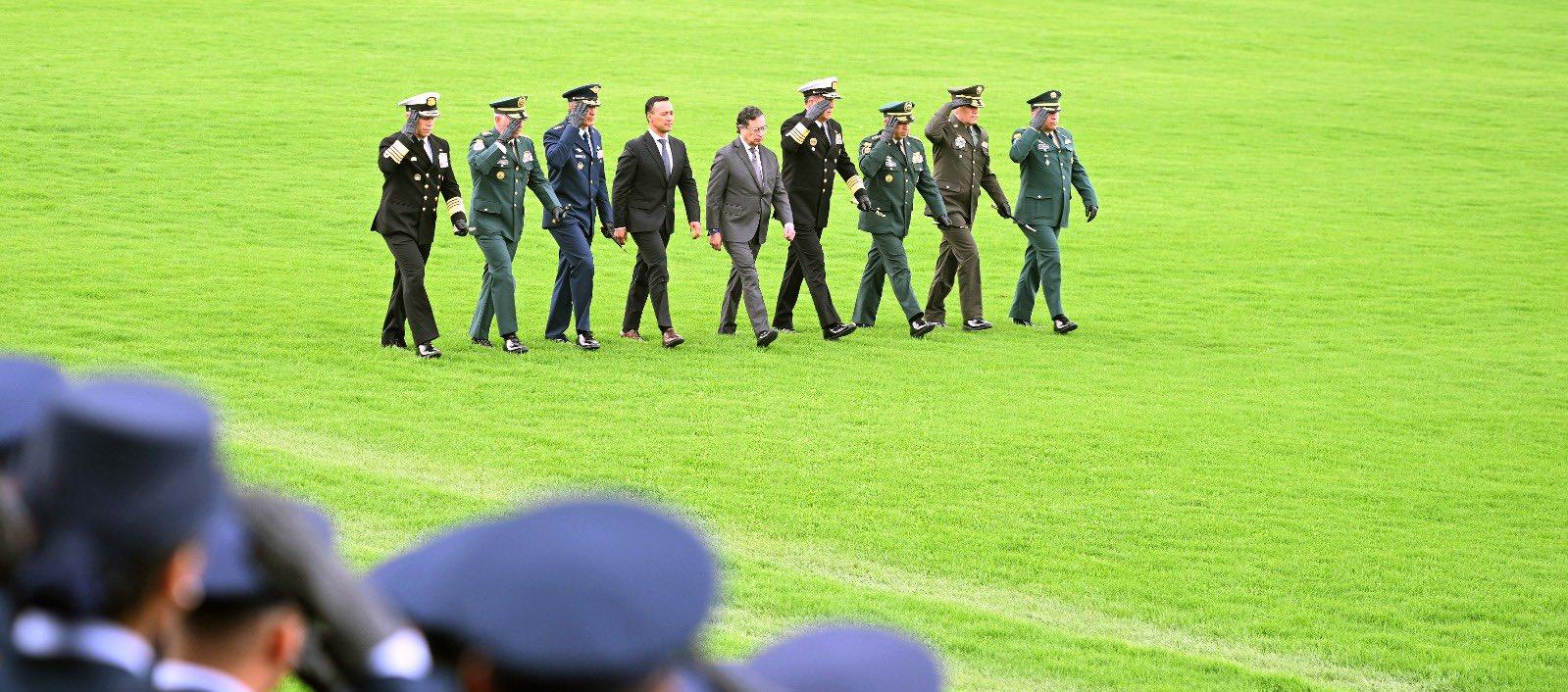 El Ministro de Defensa, el Presidente y la cúpula militar.