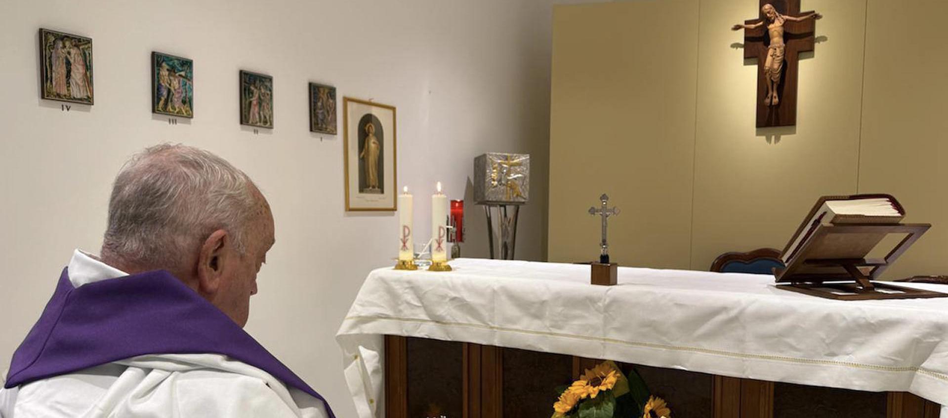 El Papa celebrando misa en la capilla de su apartamento privado en el hospital Gemelli de Roma