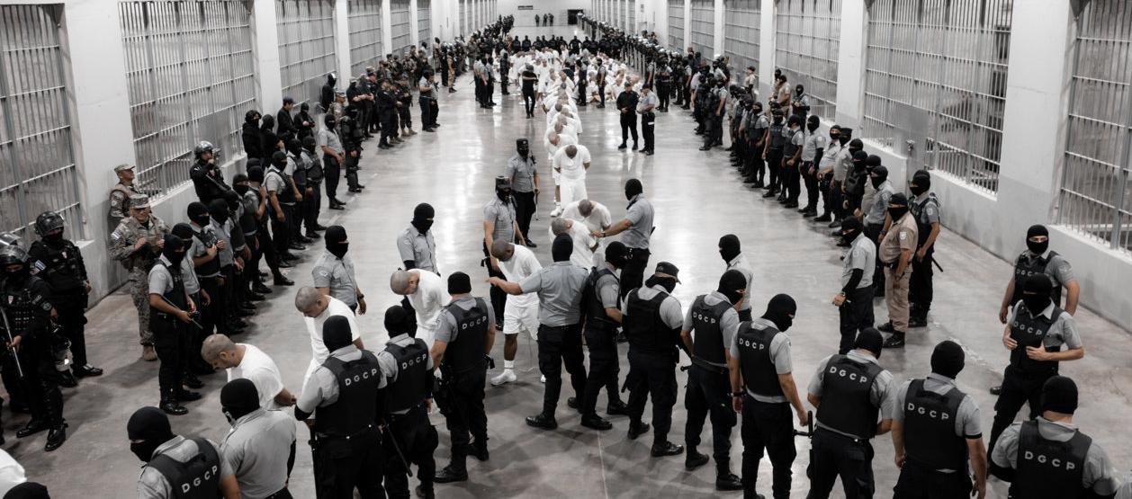 Supuestos miembros del 'Tren de Aragua' llegando a cárcel de El Salvador.