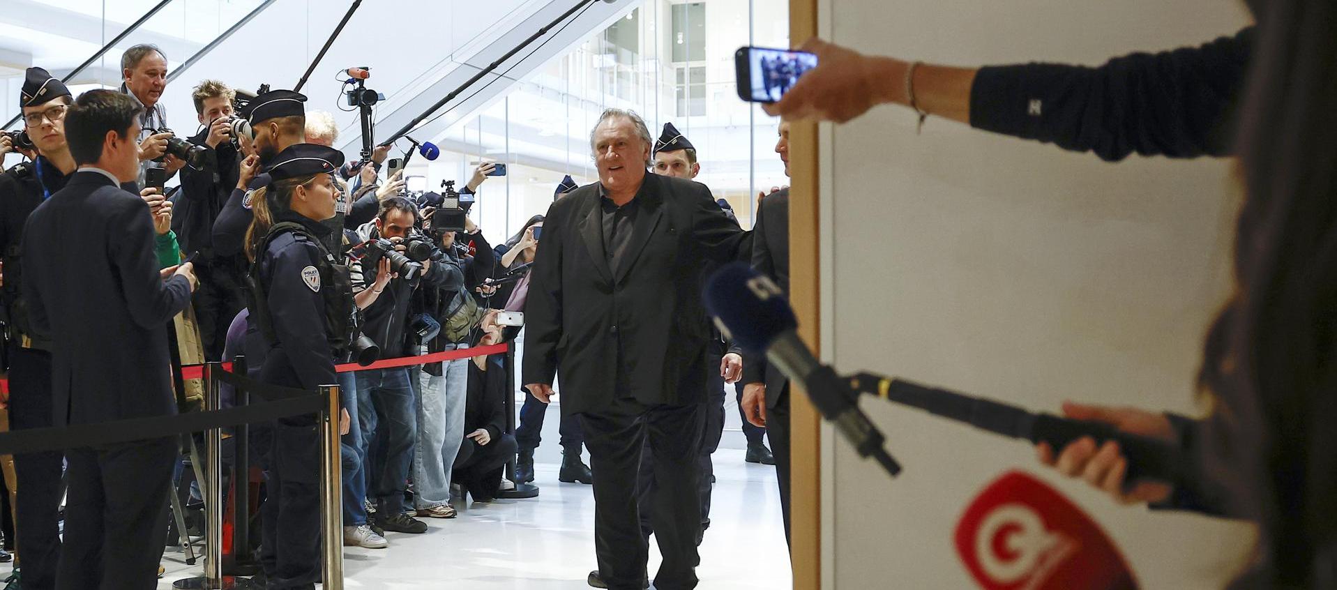 El actor francés Gerard Depardieu llegando al tribunal de París.