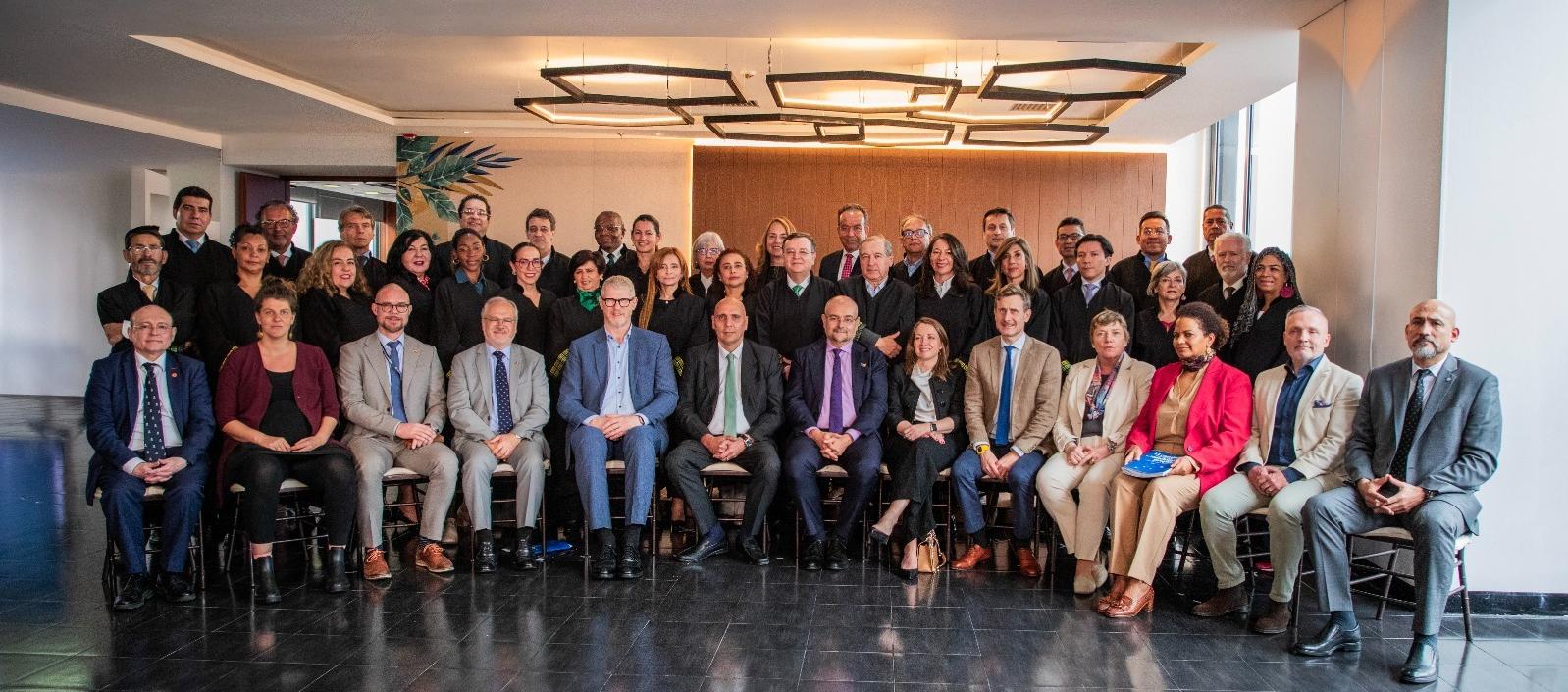 Encuentro en la Sala Plena de la JEP con las Embajadas de 12 países. 