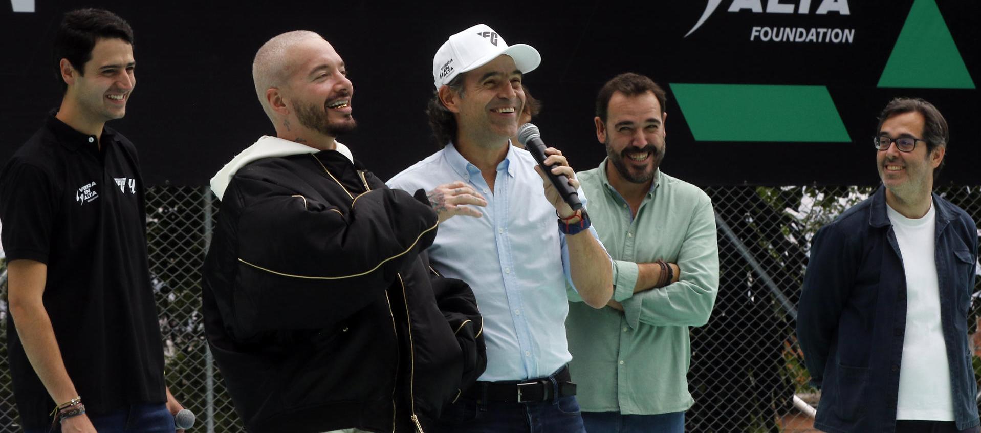 J Balvin y el alcalde de Medellín, Federico Gutiérrez, en la entrega de la cancha Polideportiva. 