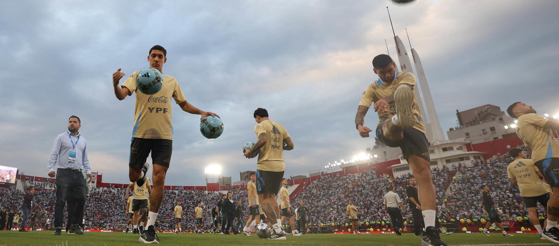Jugadores de la selección argentina participan en un entrenamiento a beneficio de las víctimas de la inundación 