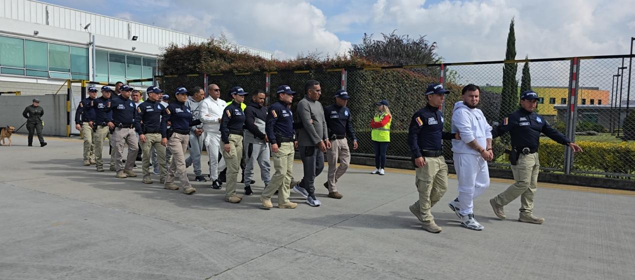 Los ocho colombianos extraditados a Estados Unidos. 