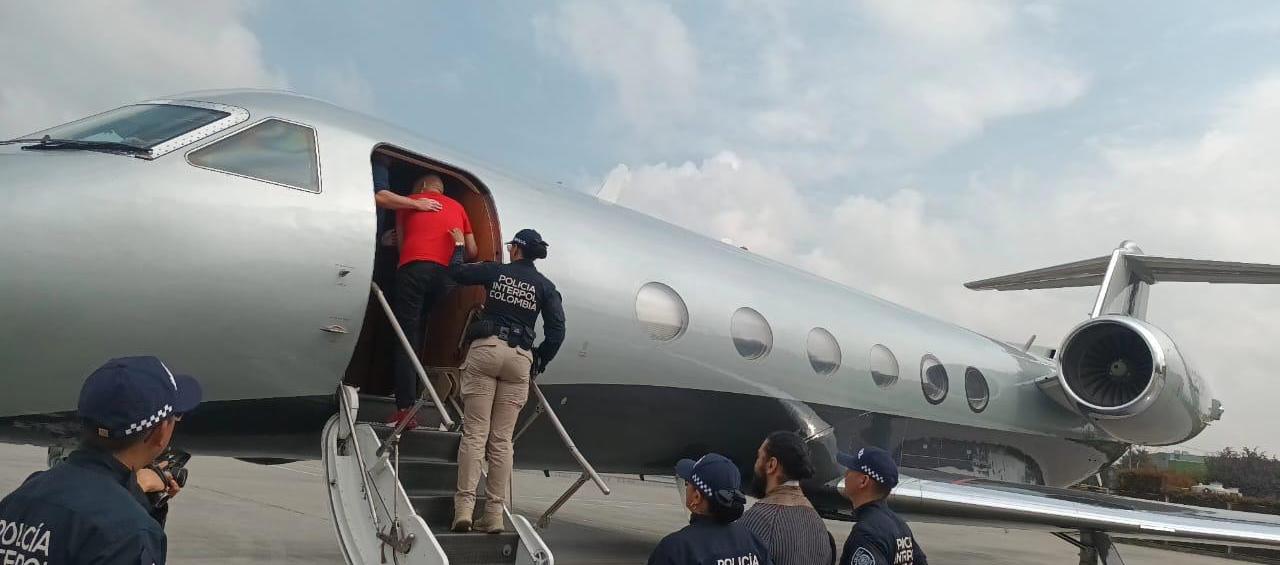 Momentos en que los capturados eran subidos en el avión rumbo a Estados Unidos. 
