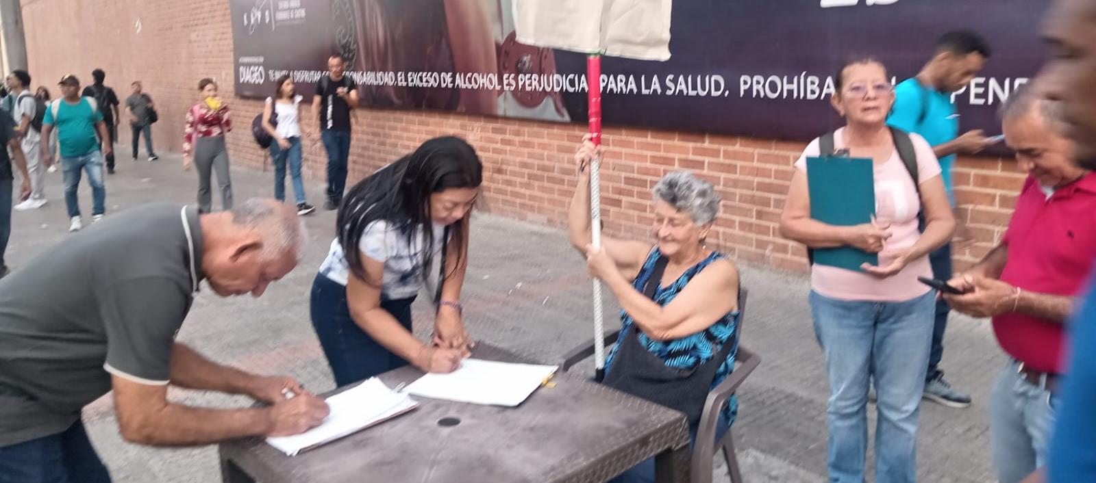 Un grupo de ciudadanos en la recolección de firmas. 