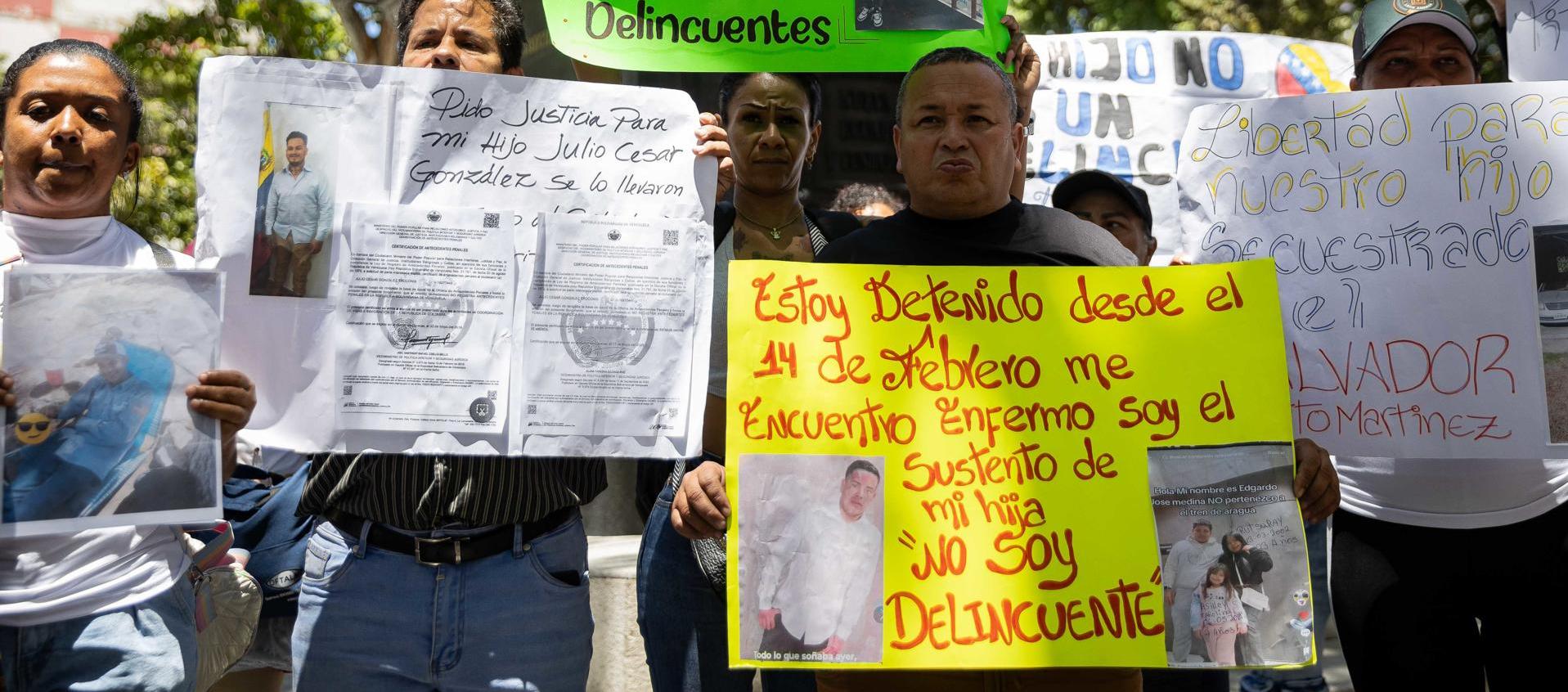 Familiares protestando en Caracas. 