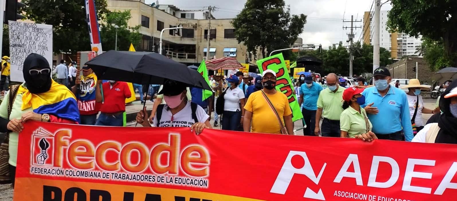 Maestros marchando por las calles de Barranquilla. 