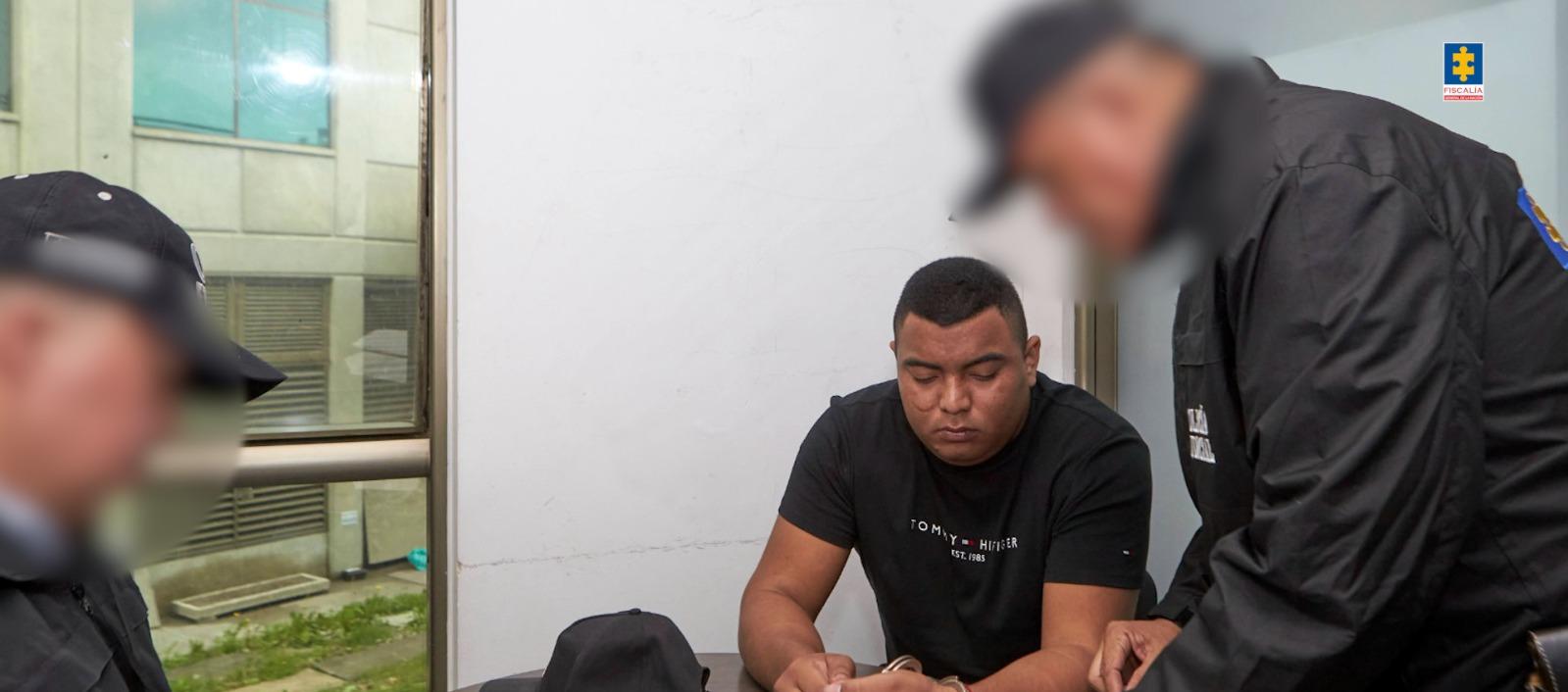 Las autoridades junto a uno de los capturados.