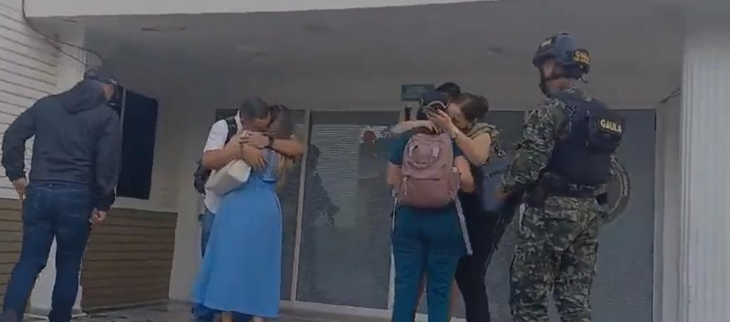 Momento del reencuentro de las víctimas con sus familias. 