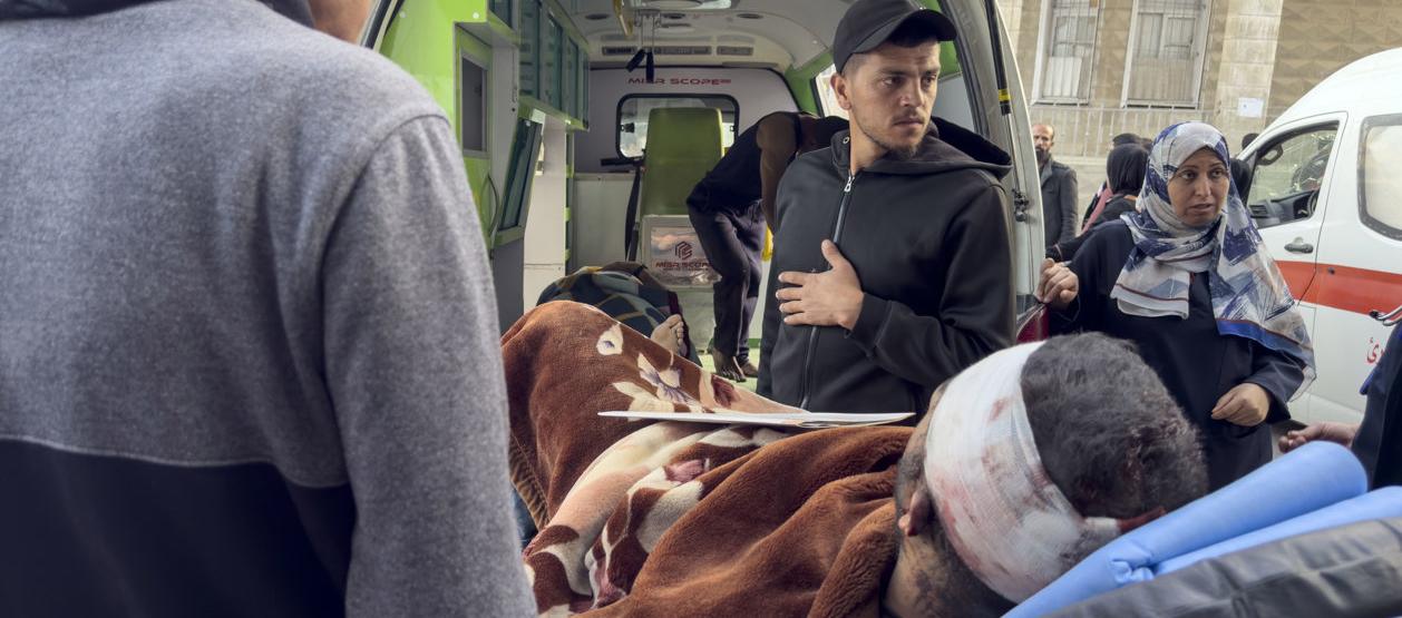 Heridos llegan al Hospital Alahli en la ciudad de Gaza, tras el ataque aéreo israelí.