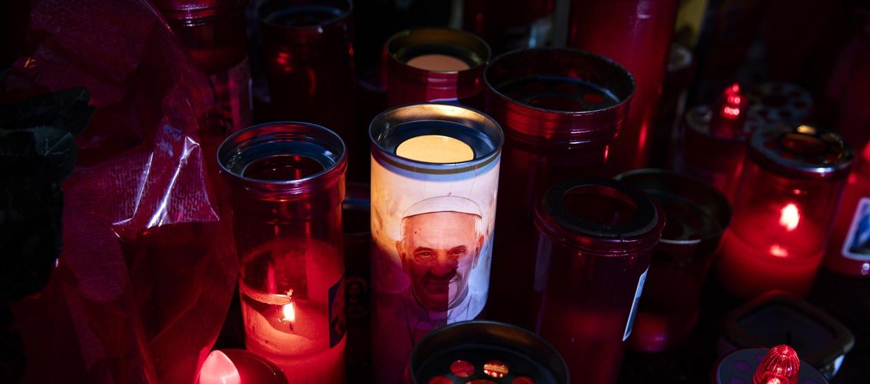 Velas encendidas frente a la estatua de Juan Pablo II a la entrada del hospital Gemelli.