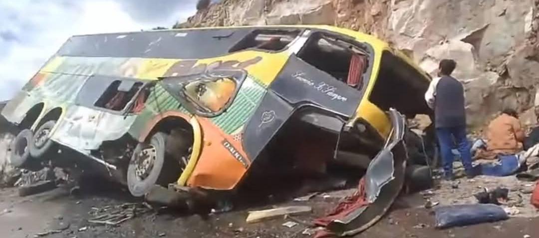 Así terminó el autobús tras el choque con la roca.