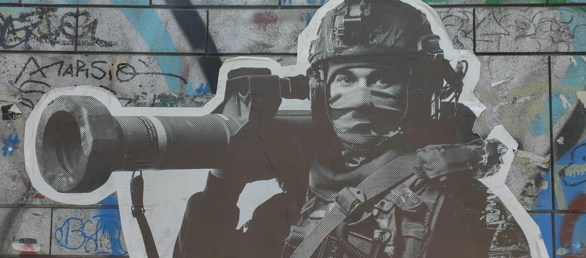  Grafiti de un soldado ucraniano en una calle de Kiev.