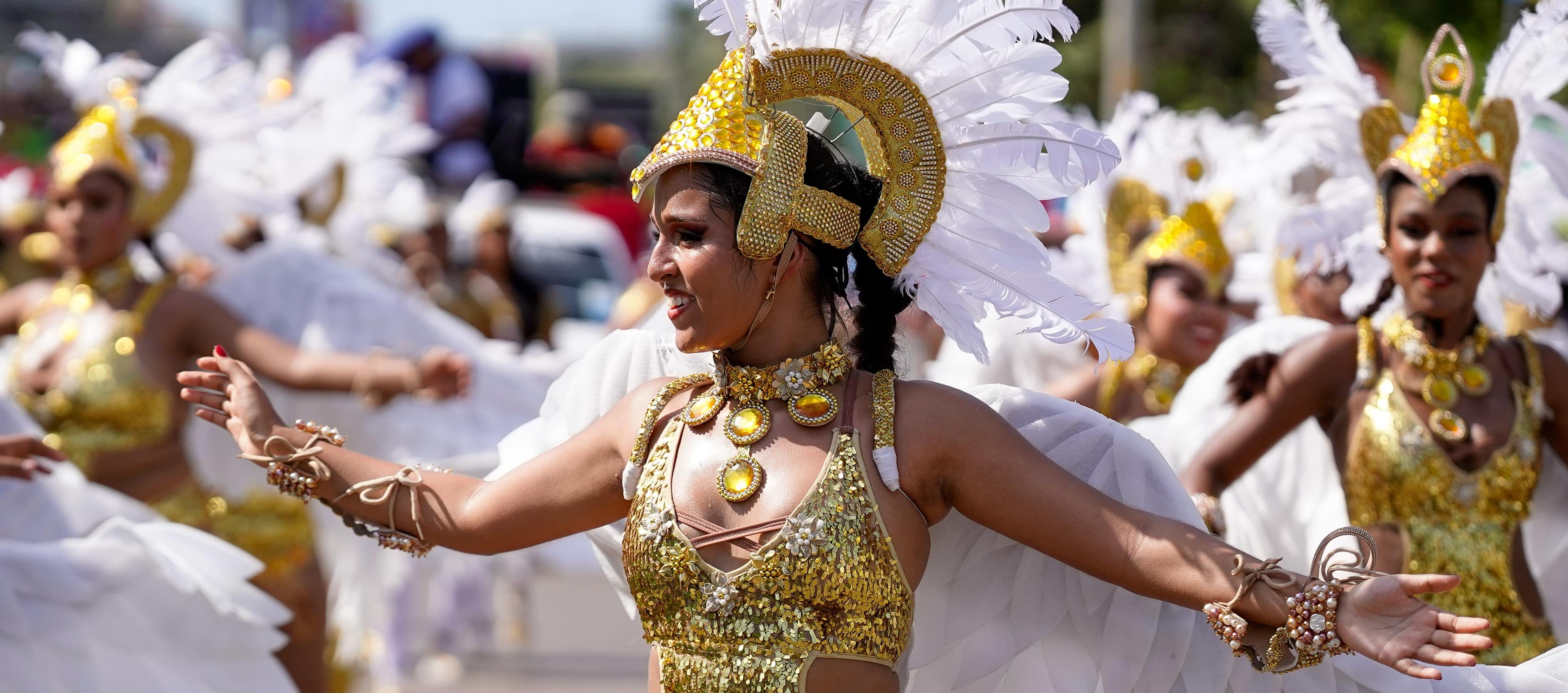 Comparsa Dacaná durante la Gran Parada de Comparsas 2025.