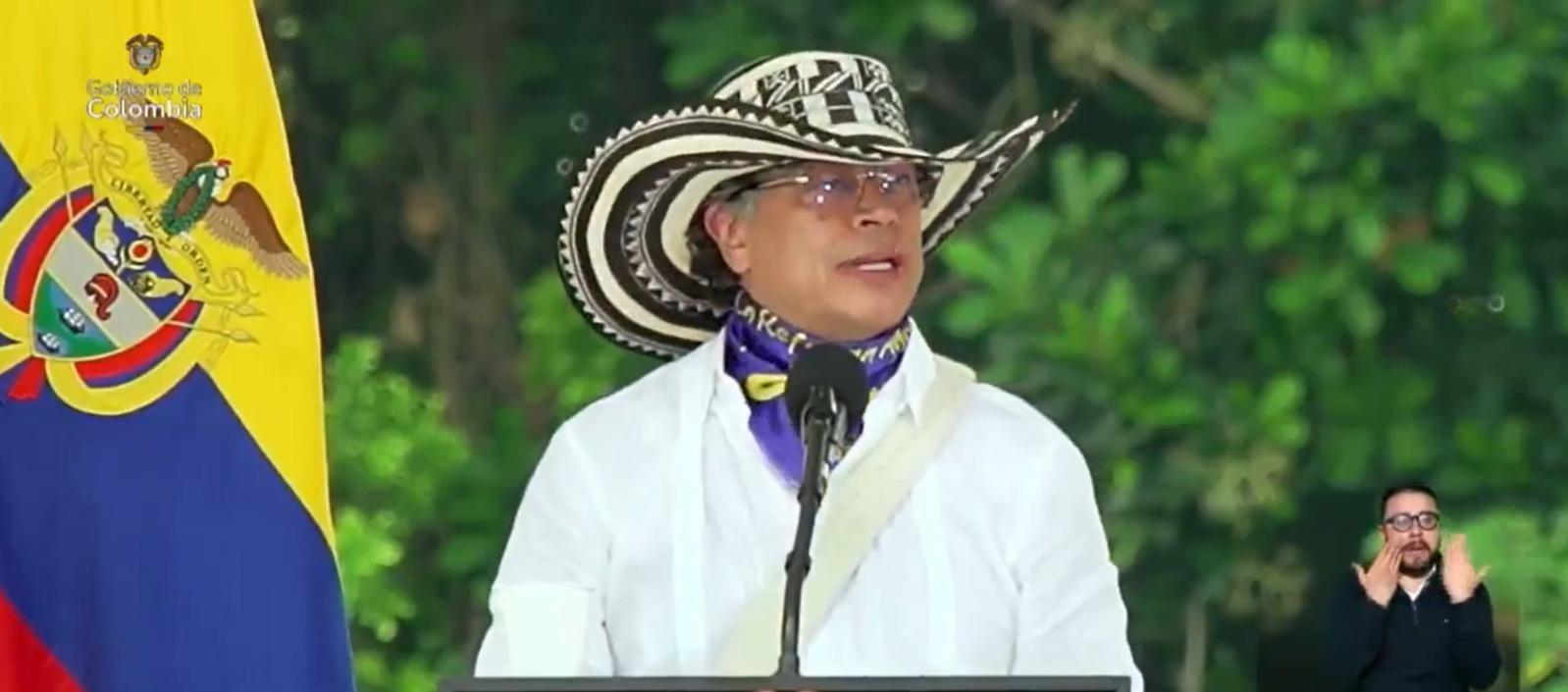 Gustavo Petro en la entrega de hectáreas de tierra a la comunidad Arhuaca en Aracataca, Magdalena.