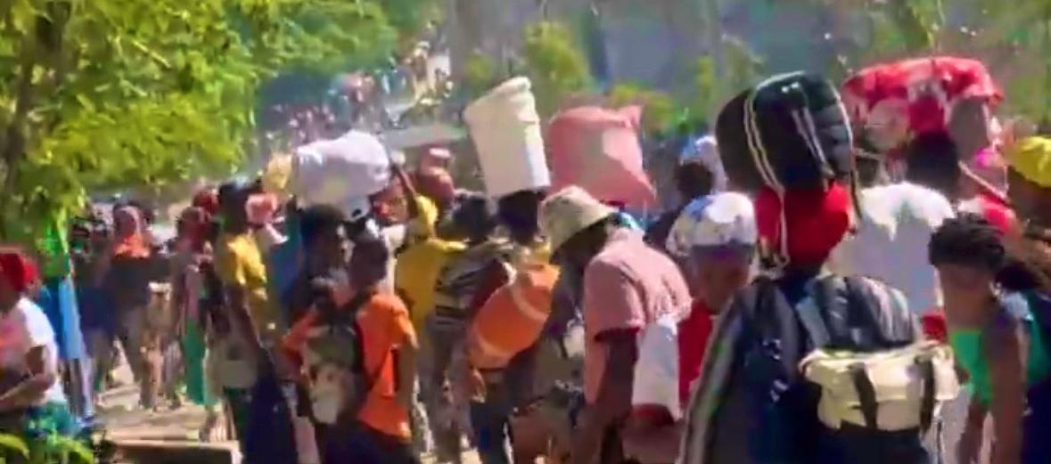 Personas huyendo de Mirebalais después de la fuga de presos.