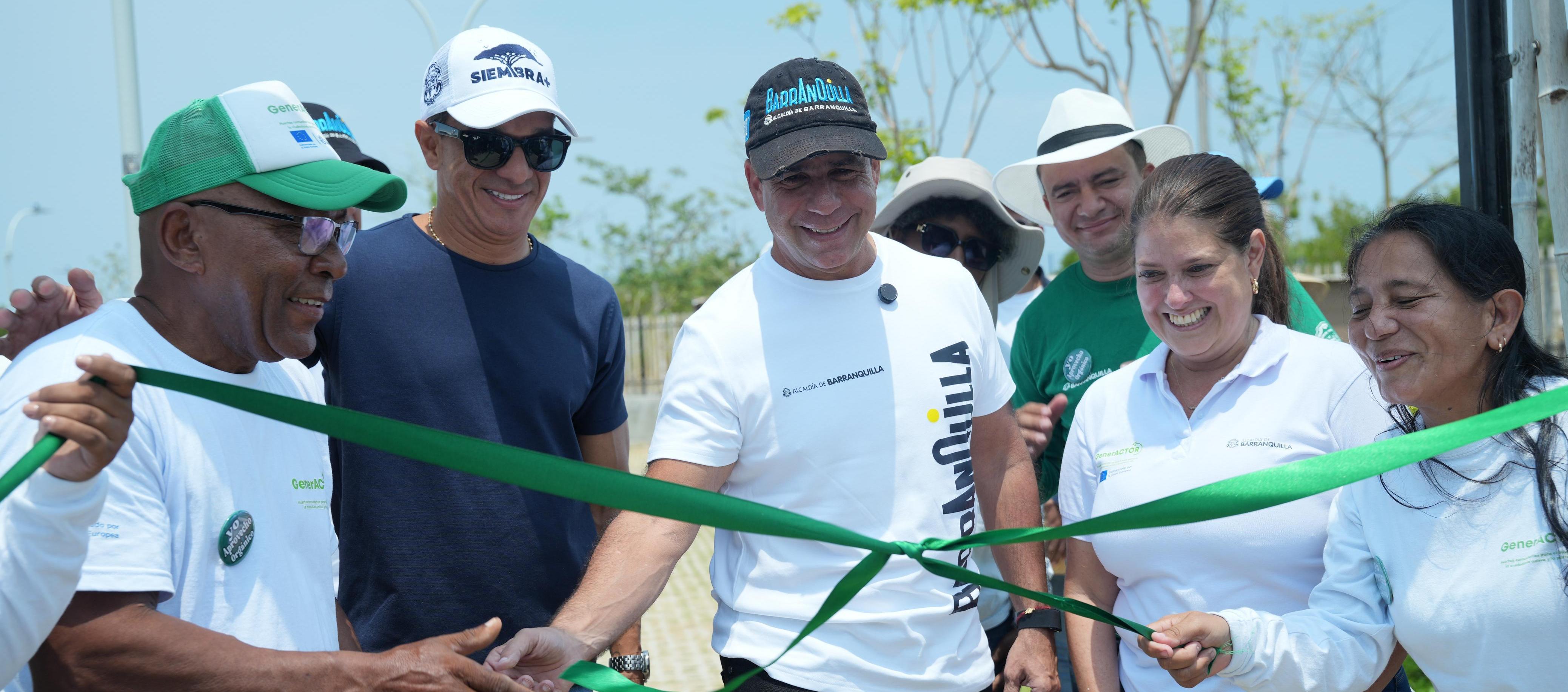 El Alcalde Alejandro Char en la entrega de las huertas comunitarias.