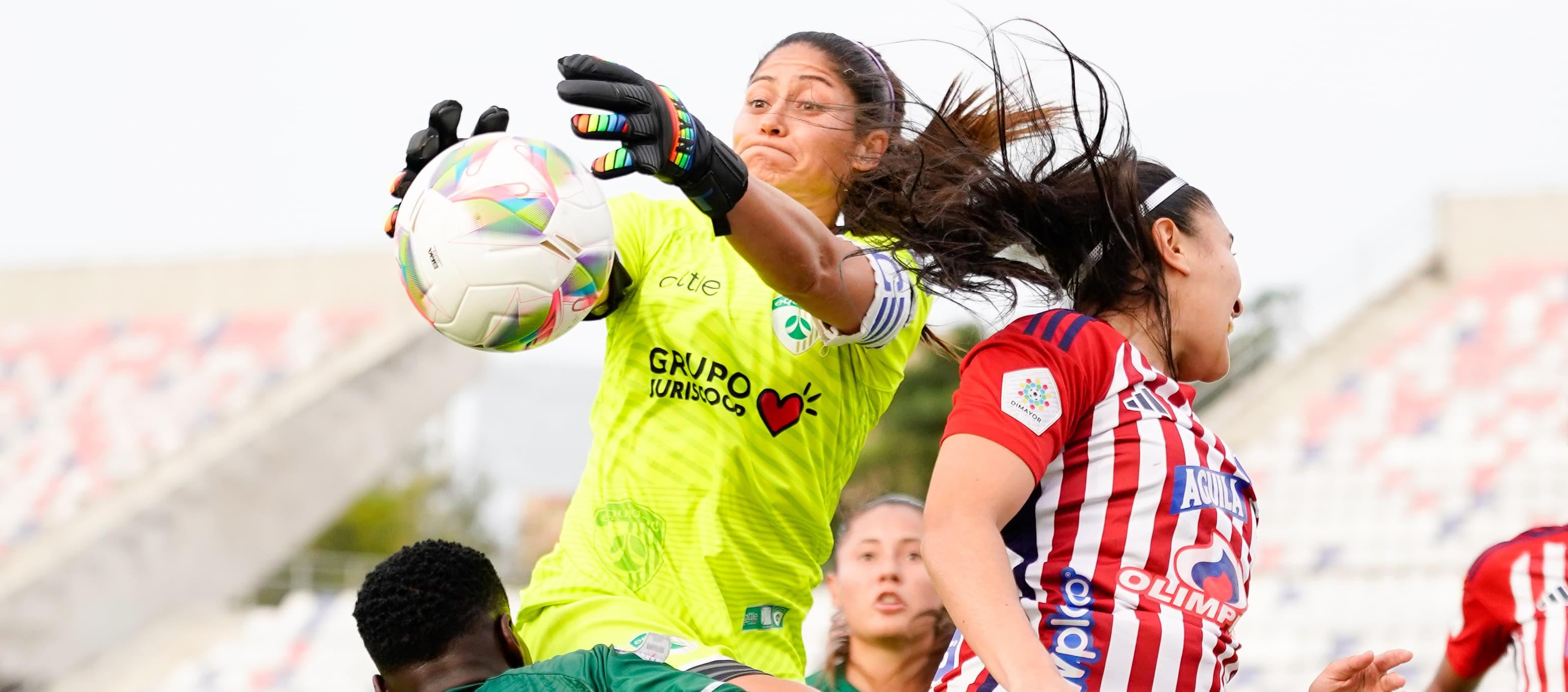 Sandra Sepúlveda, portera de La Equidad, controla la pelota en un ataque del Junior. 