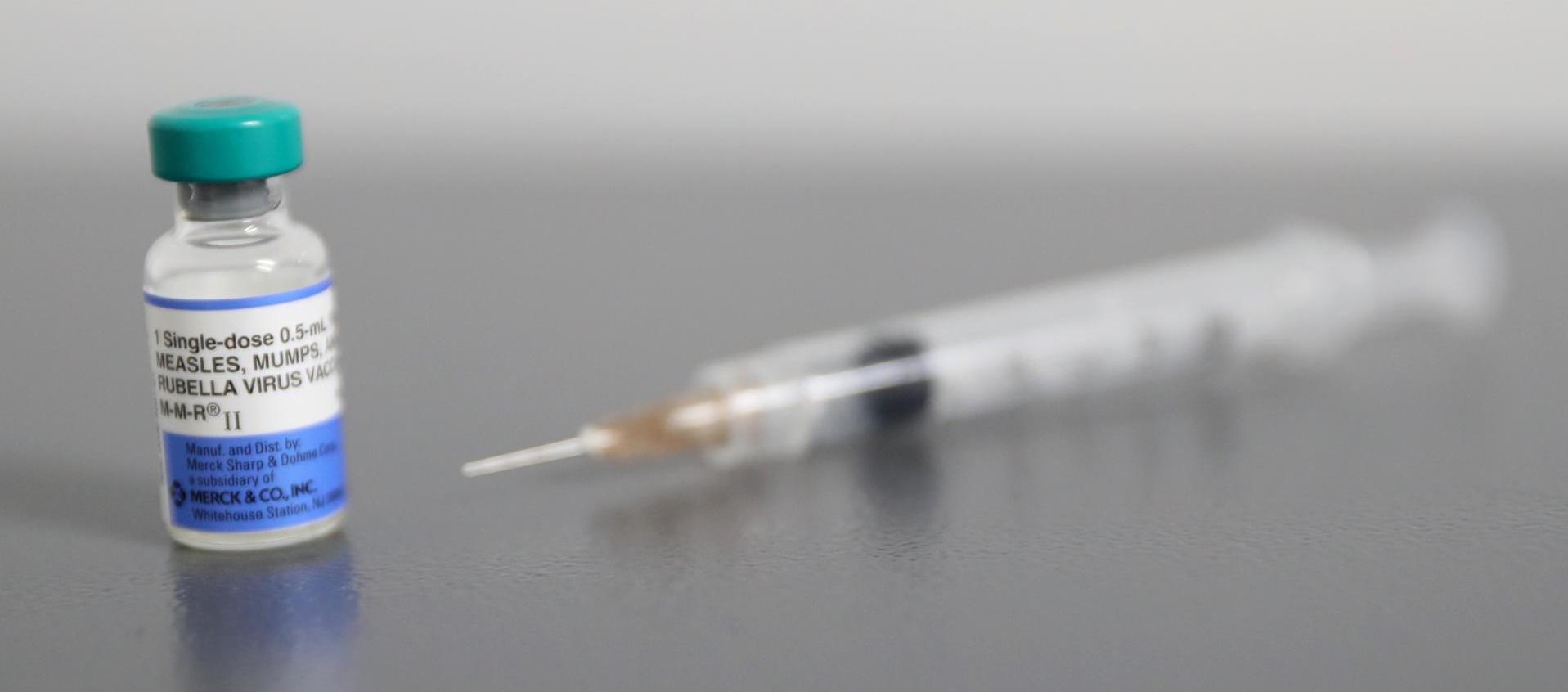Imagen de una inyección de vacuna contra el sarampión.