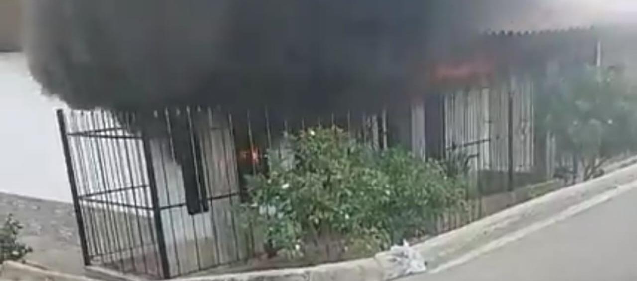 Momento de la conflagración de la vivienda en Malambo.