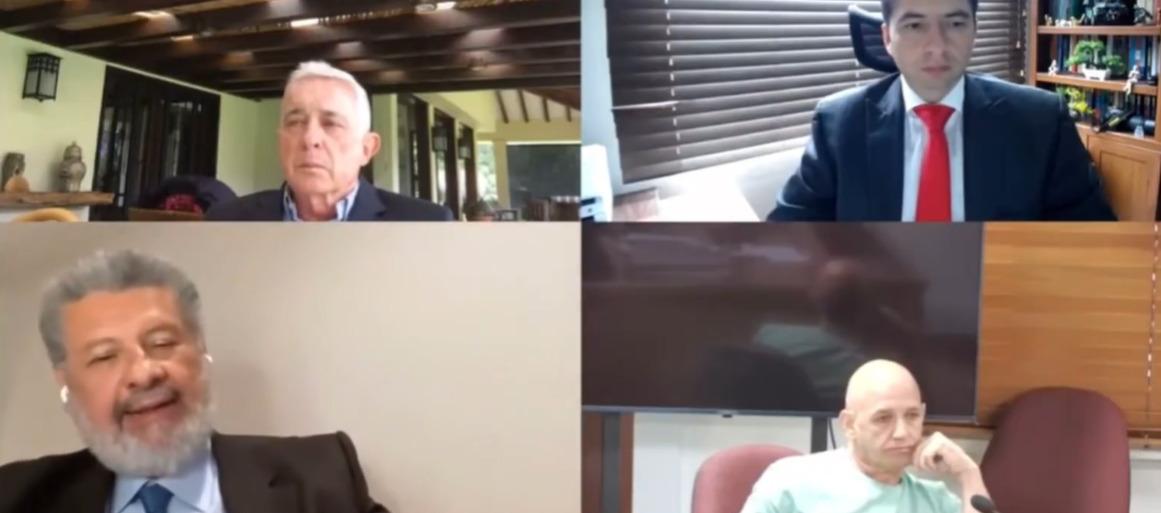 Giovanny Cadavid (esquina derecha abajo) durante el juicio contra Álvaro Uribe.