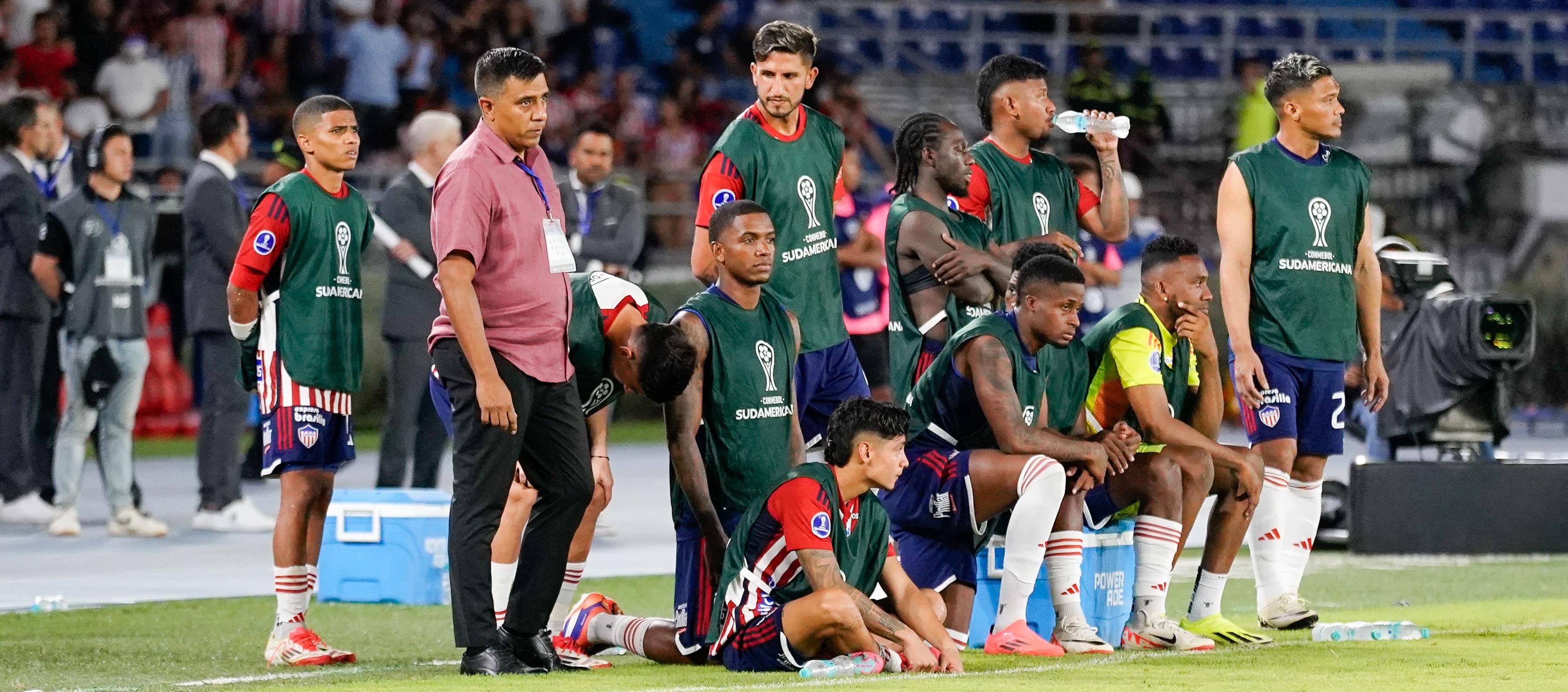 Jugadores de Junior durante tanda de penales contra América de Cali.