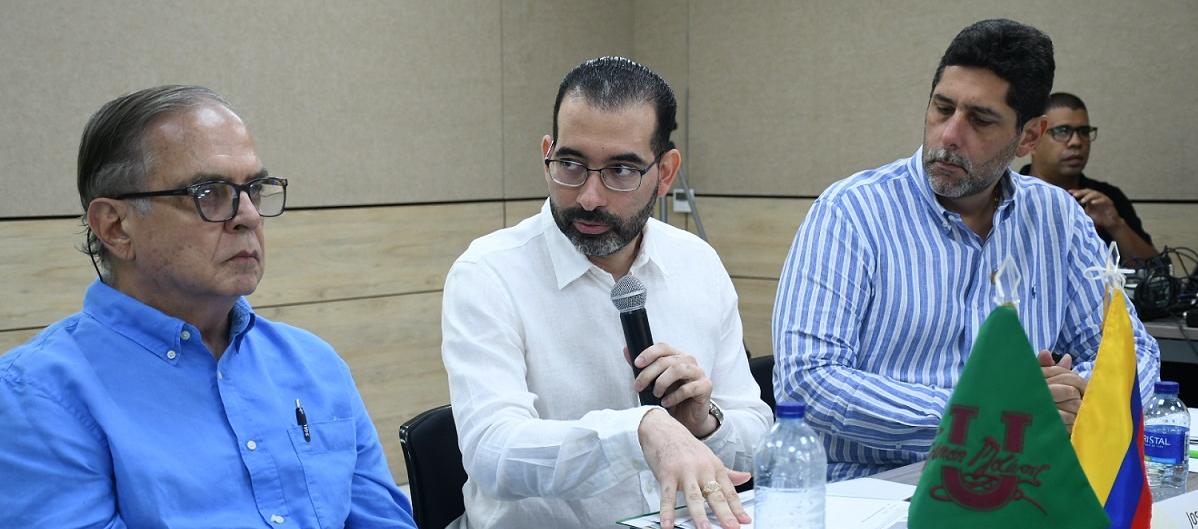 José Rafael Consuegra Machado (centro).