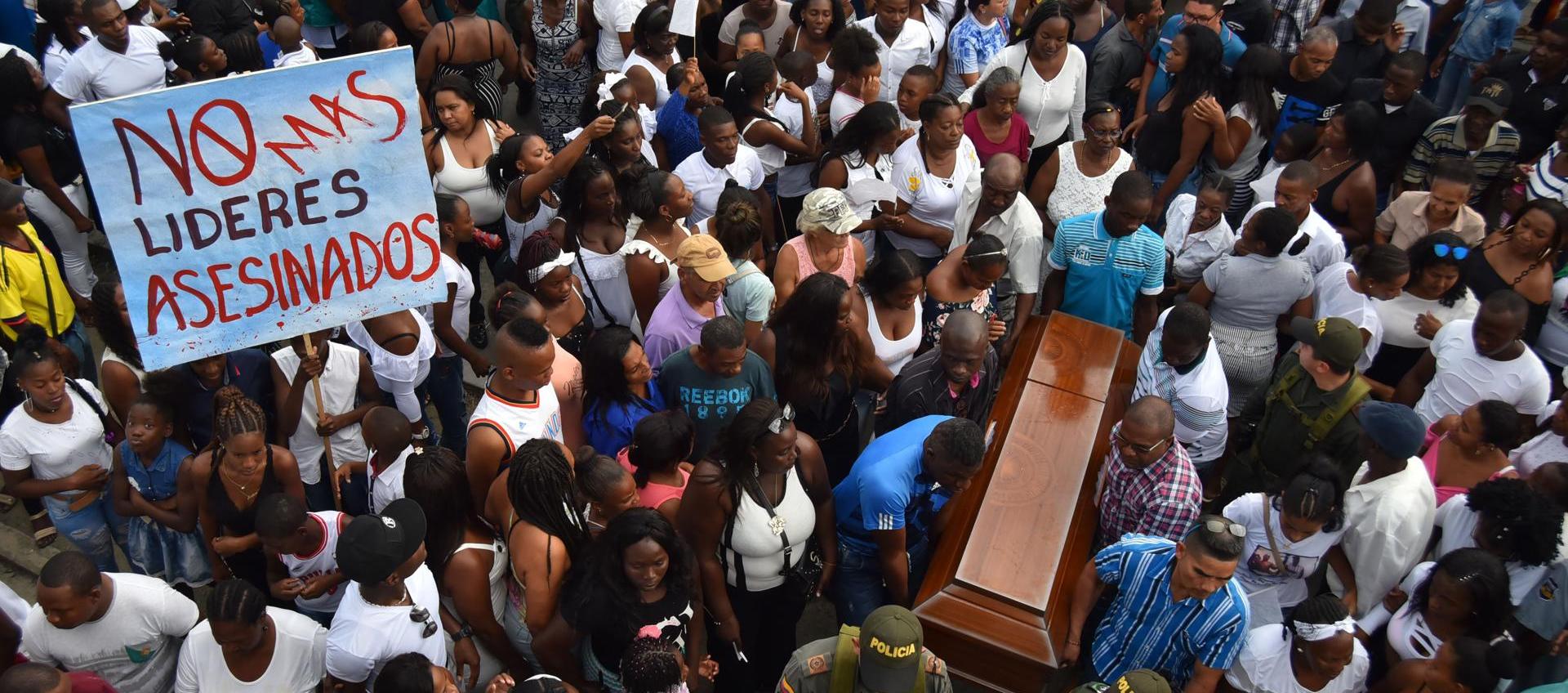 Asistentes al sepelio de una lideresa social asesinada en Tierralta, Córdoba.