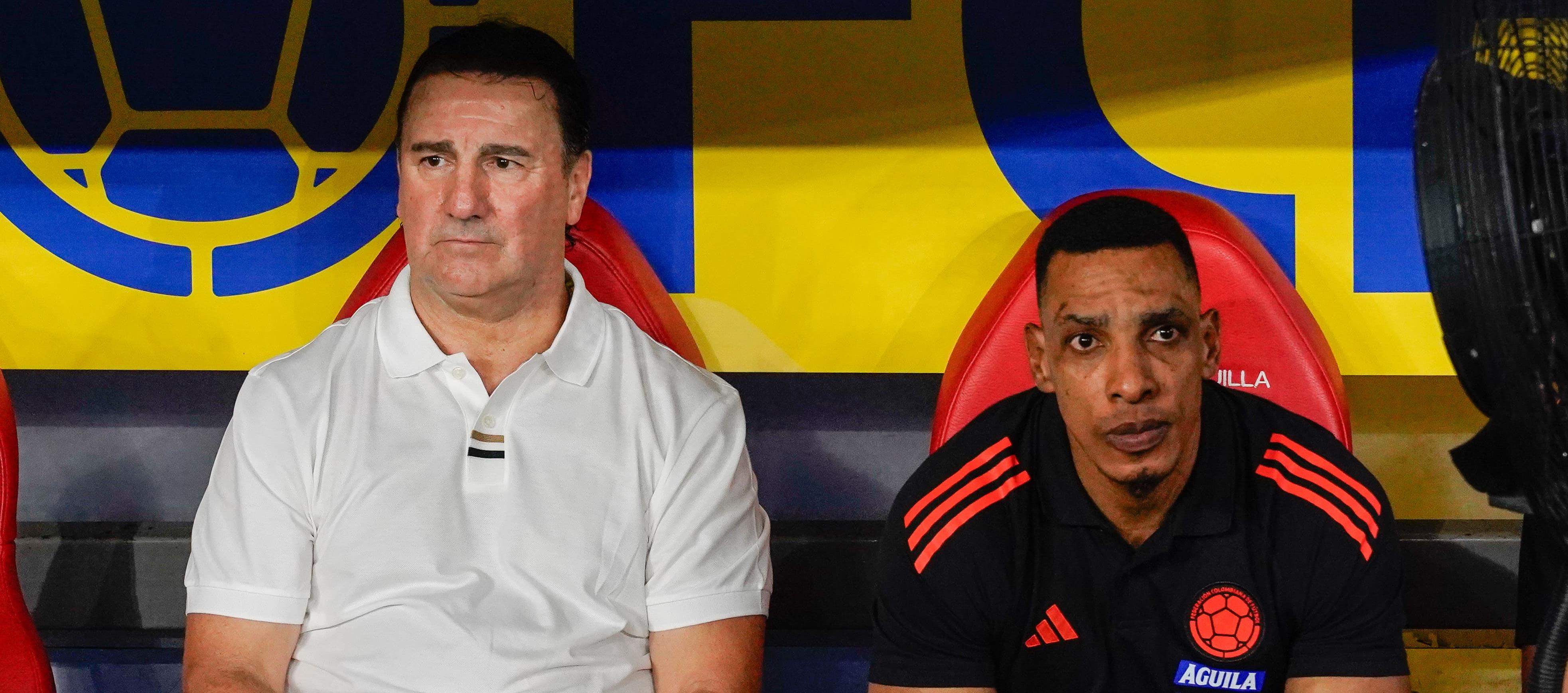 Néstor Lorenzo junto a su asistente técnico, Amaranto Perea.