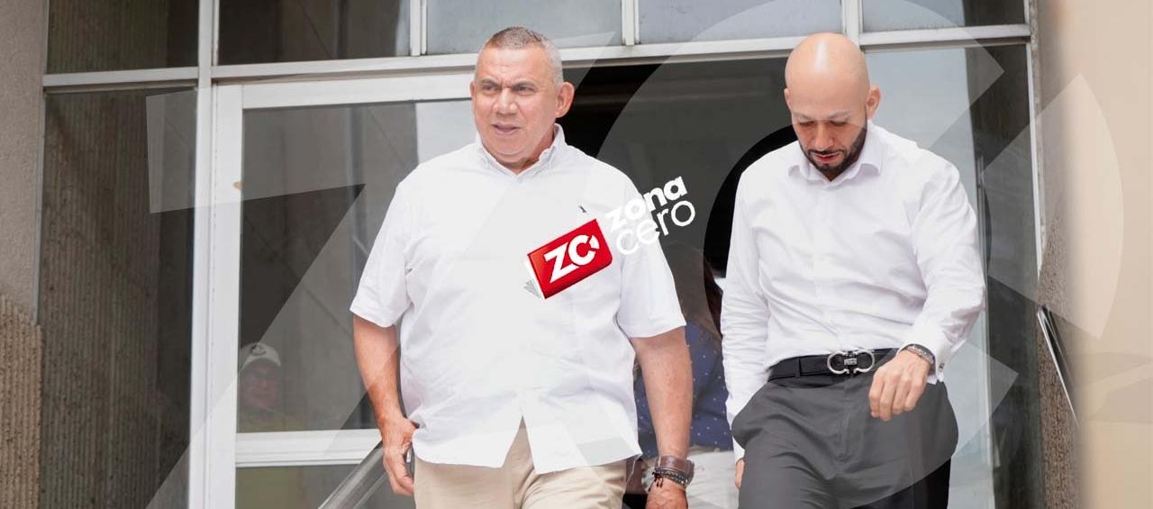 Máximo Noriega saliendo del Centro de Servicios con su abogado 